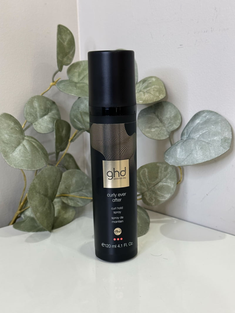 Le spray de maintien curly ever after, un produit à la fois coiffant et protecteur thermique.