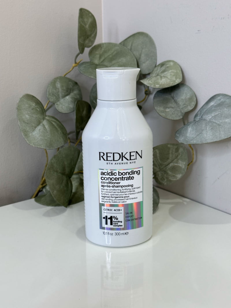 Le conditioner Acidic Bonding Concentrate de Redken, est idéal pour réparer en profondeur les cheveux fragilisés.