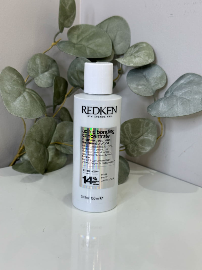 Le soin intensif Acidic Bonding Concentrate, agit sur la fibre capillaire et réduit la casse des cheveux.