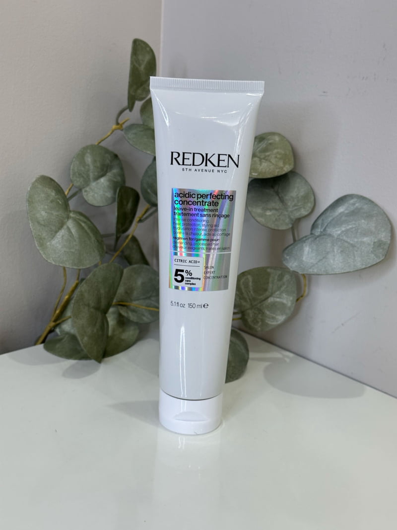 Le soin sans rinçage Acidic Bonding Concentrate de Redken, renforce les cheveux et reconstruit les liaisons capillaires.