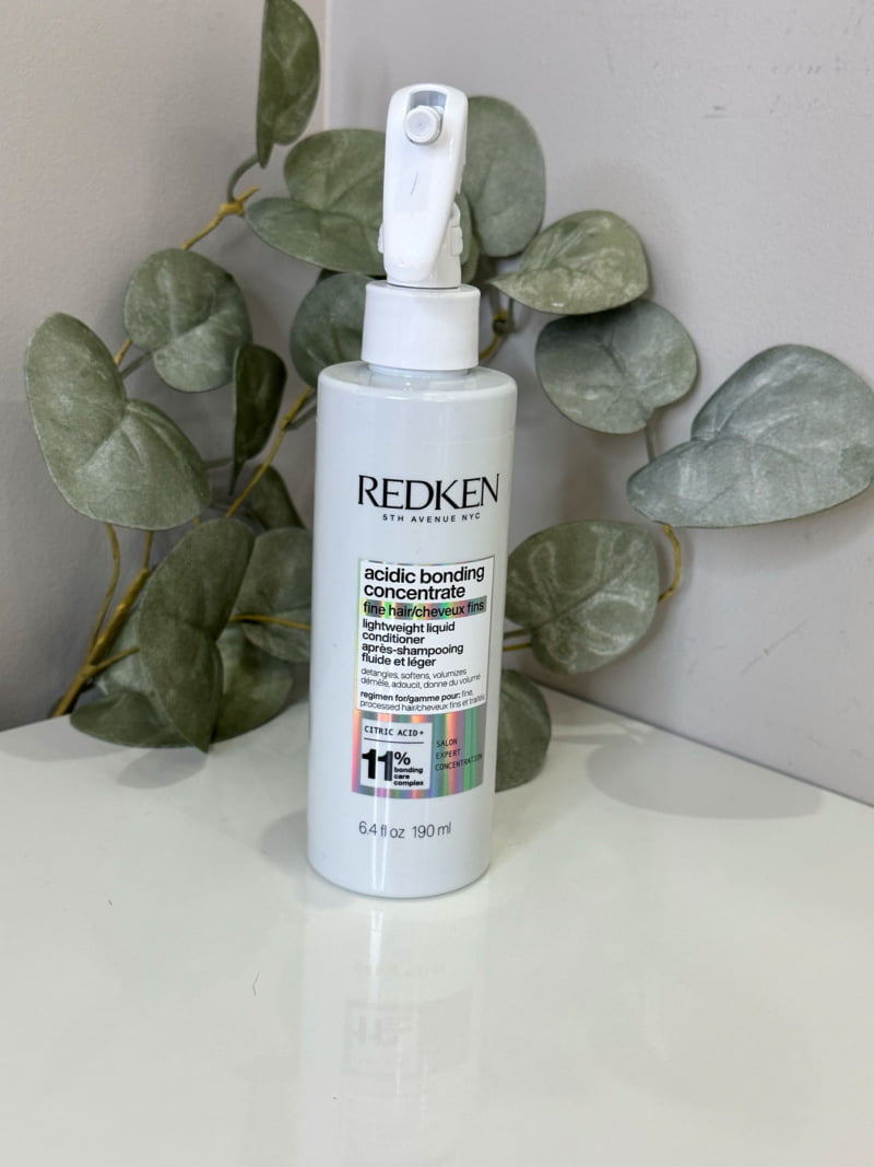 Avec le conditioner léger Acidic Bonding Concentrate de Redken, renforcez les cheveux fins et fragiles.