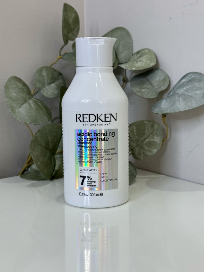 Le shampoing Acidic Bonding Concentrate de Redken répare et reconstruit les liaisons capillaires.