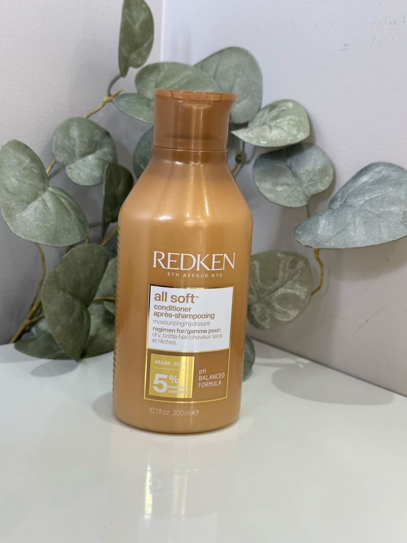 Le conditioner hydratant All Soft de Redken, hydrate et apporte une douceur incomparable aux cheveux secs.