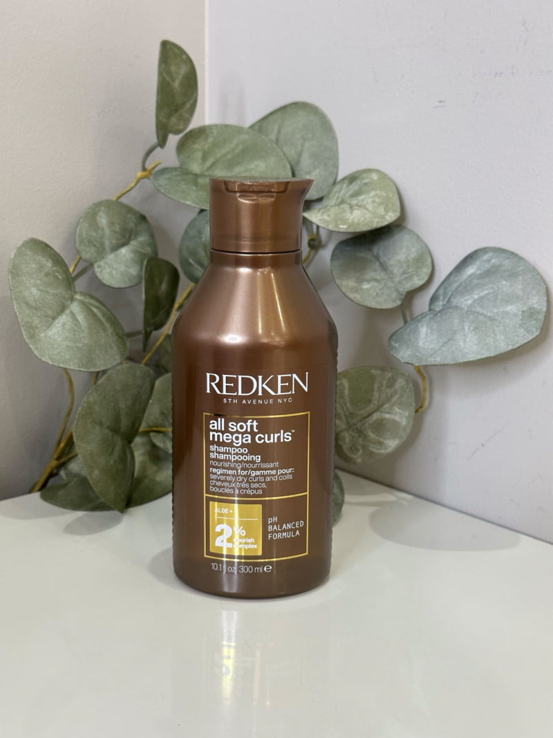 Le shampoing All Soft Mega Curls de Redken hydrate, nourrit, et donne de la définition aux boucles.