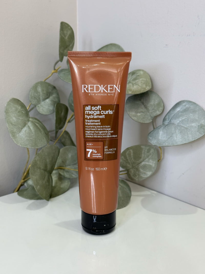 Le traitement Hydramelt All Soft Mega Curls de Redken nourris en profondeur les cheveux secs.