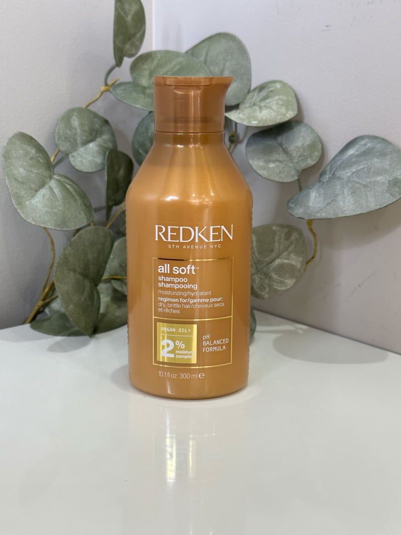 Le Shampoing hydratant All Soft de Redken hydrate intensément les cheveux.