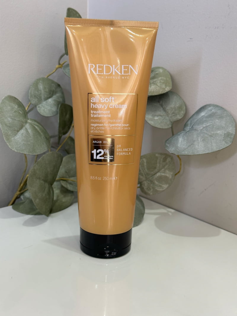 Le Masque Hydratant All Soft de Redken hydrate et nourrit en profondeur les cheveux secs, tout en apportant de la brillance.