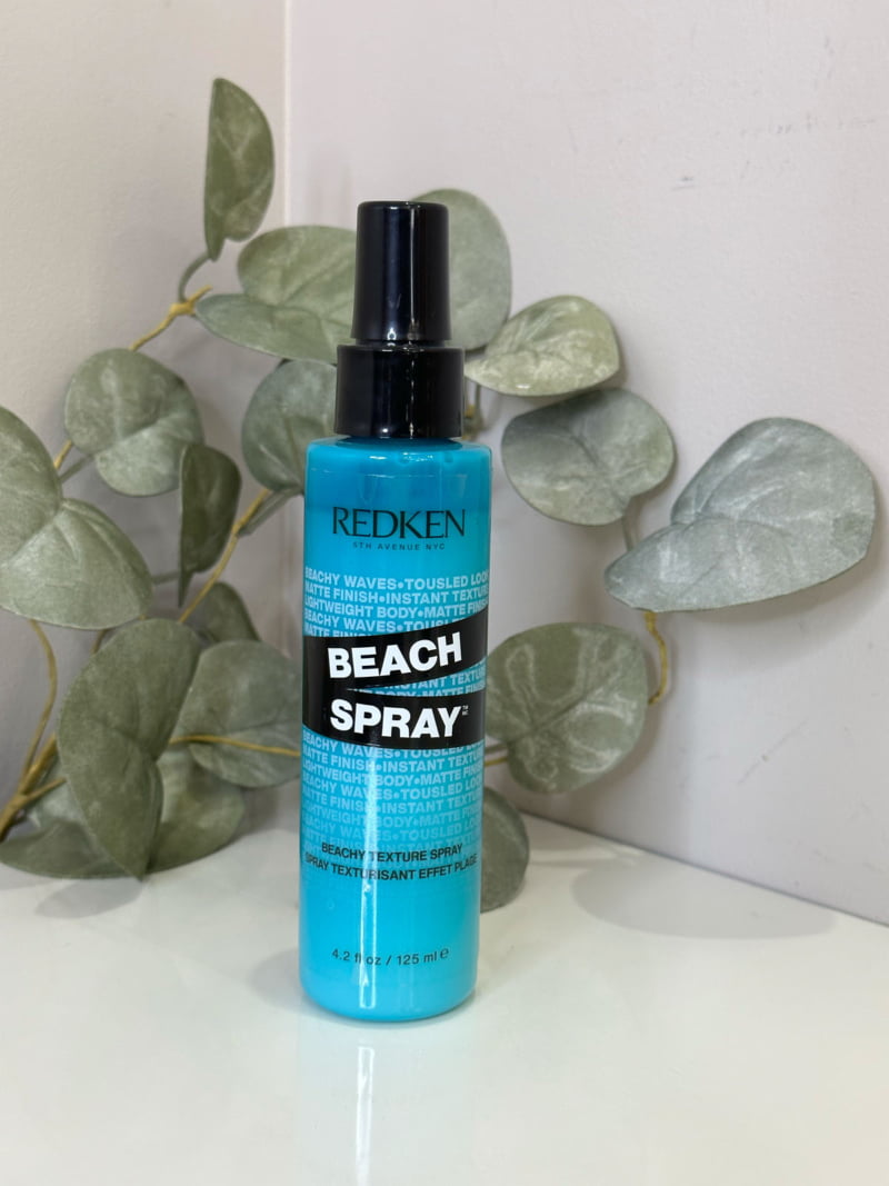 Le texturisant Effet Plage Beach Spray est idéal pour donner un effet ondulé à vos cheveux