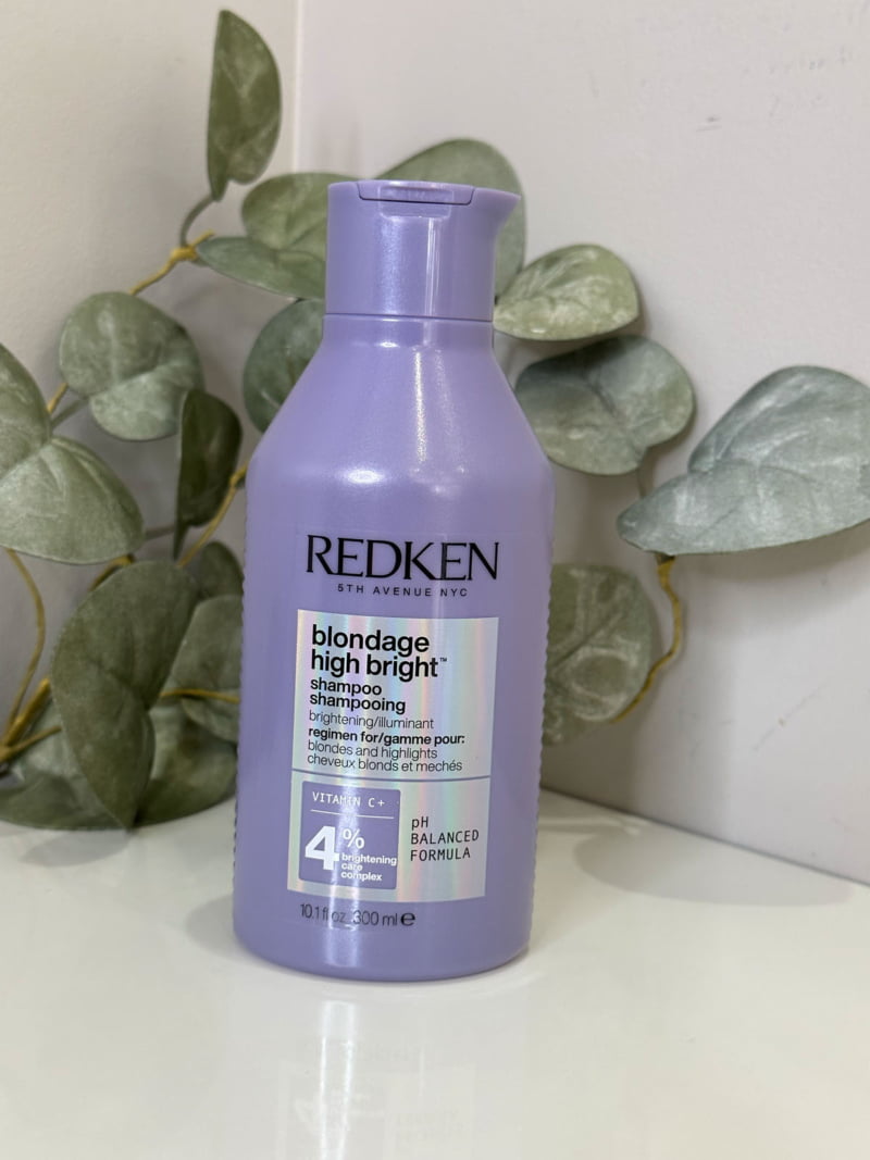 Le Shampoing Blondage High Bright de Redken, est idéal pour des cheveux blonds éclatants et soyeux.