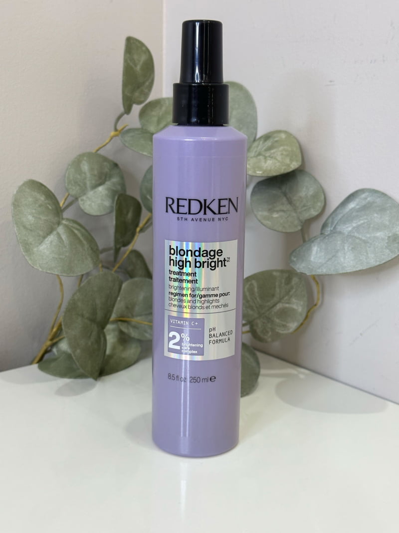 Le pré-shampoing Blondage High Bright de Redken, rend les cheveux blonds éclatants.