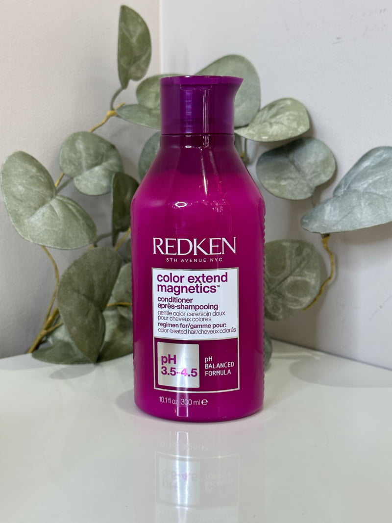 Le conditioner Color Extend Magnetics de Redken renforce la structure capillaire des cheveux colorés.