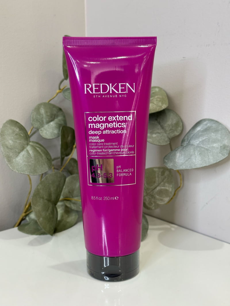 Le masque Color Extend Magnetics de Redken nourrit intensément les cheveux colorés.