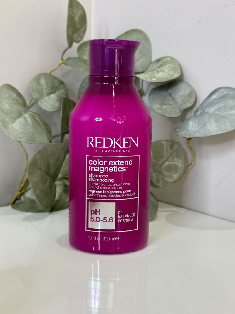 Le shampoing Color Extend Magnetics de Redken prend soin des cheveux colorés en maintenant la vitalité des pigments.