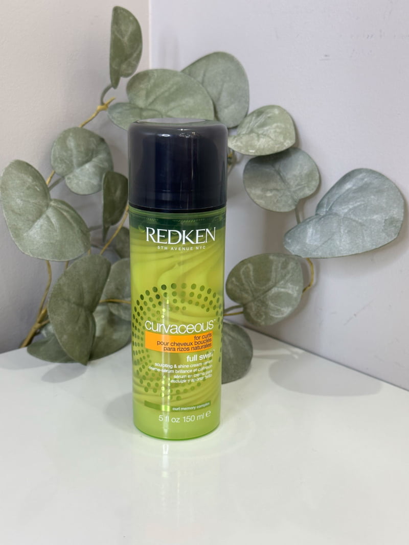 Le Full Swirl Curvaceous Sérum boucles de Redken est un texturisant parfait pour définir les boucles.