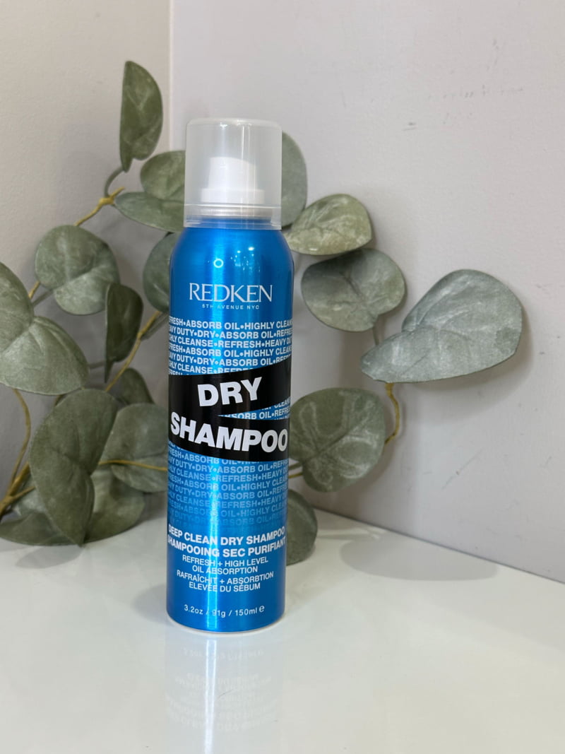 Le Shampoing Sec Purifiant Dry Shampoo de Redken est idéal pour absorber l'excès de sebum