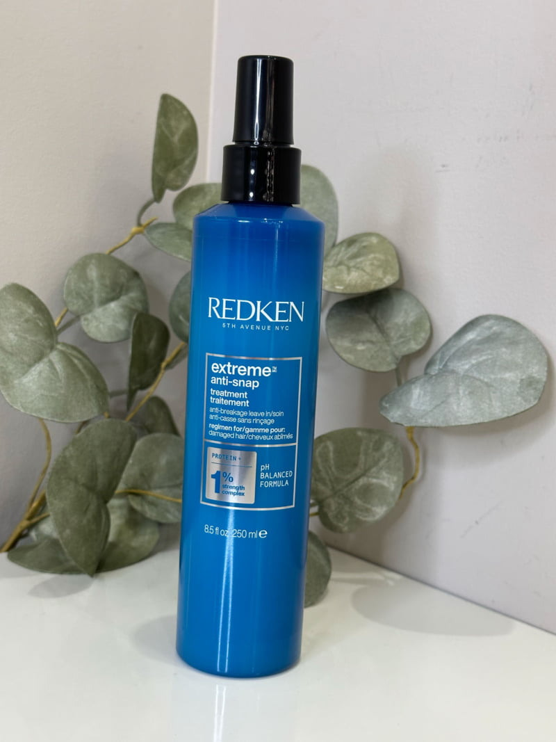 Le Soin Sans Rinçage Anti-Snap Extreme de Redken, renforce et protège les cheveux fragiles de la casse.