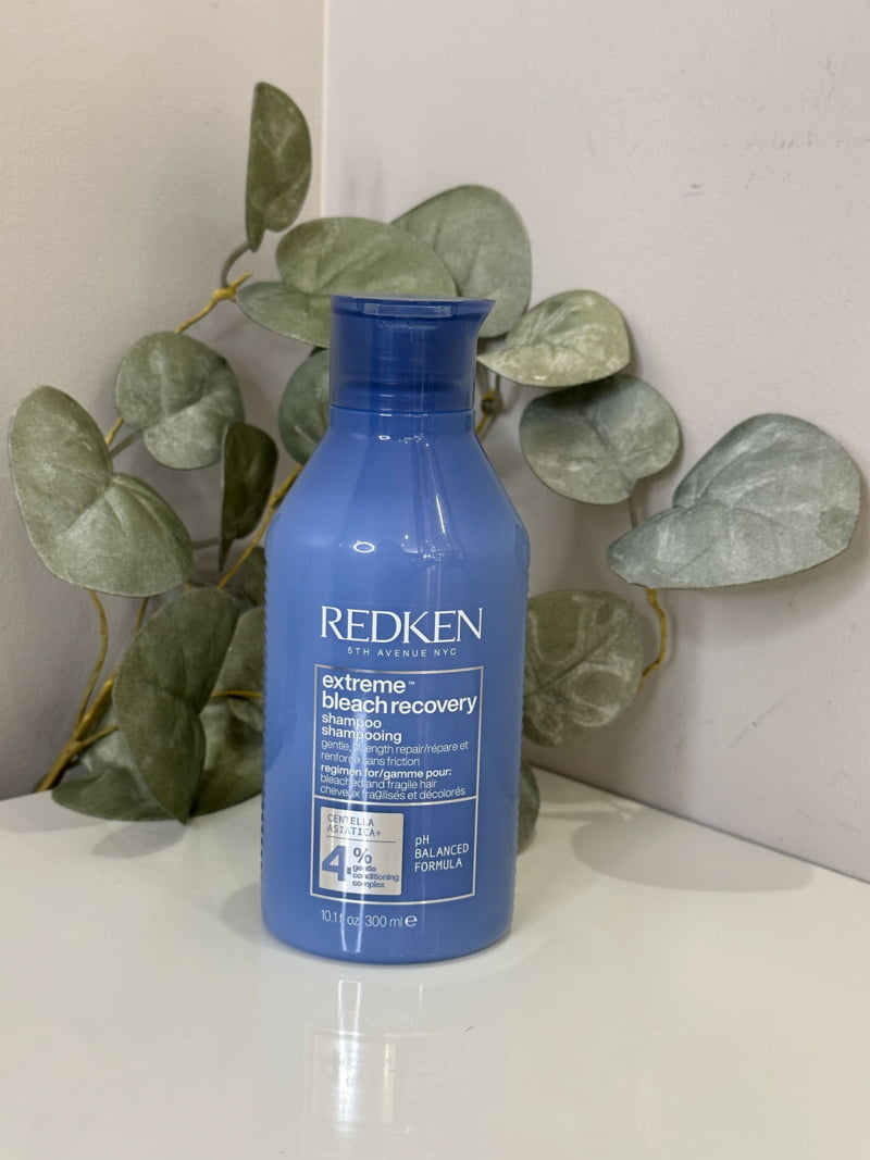 Le shampoing Extreme Bleach Recovery de Redken est l'excellence pour les cheveux décolorés et sensibilisés.