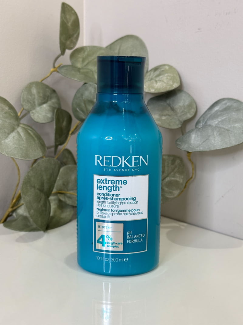 Le conditioner Extreme Length démêle, renforce et réduit la casse des cheveux.