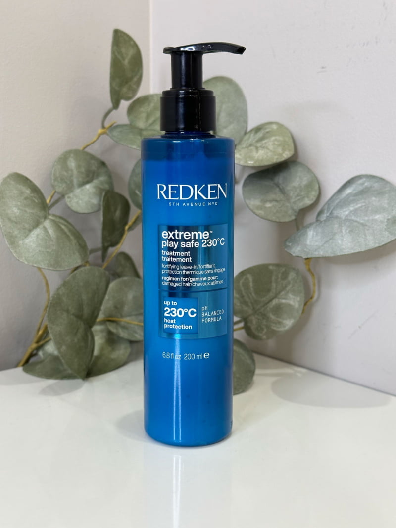 Le soin Thermoprotecteur Extreme Play Safe de Redken, renforce et protège pour les cheveux sensibilisés.