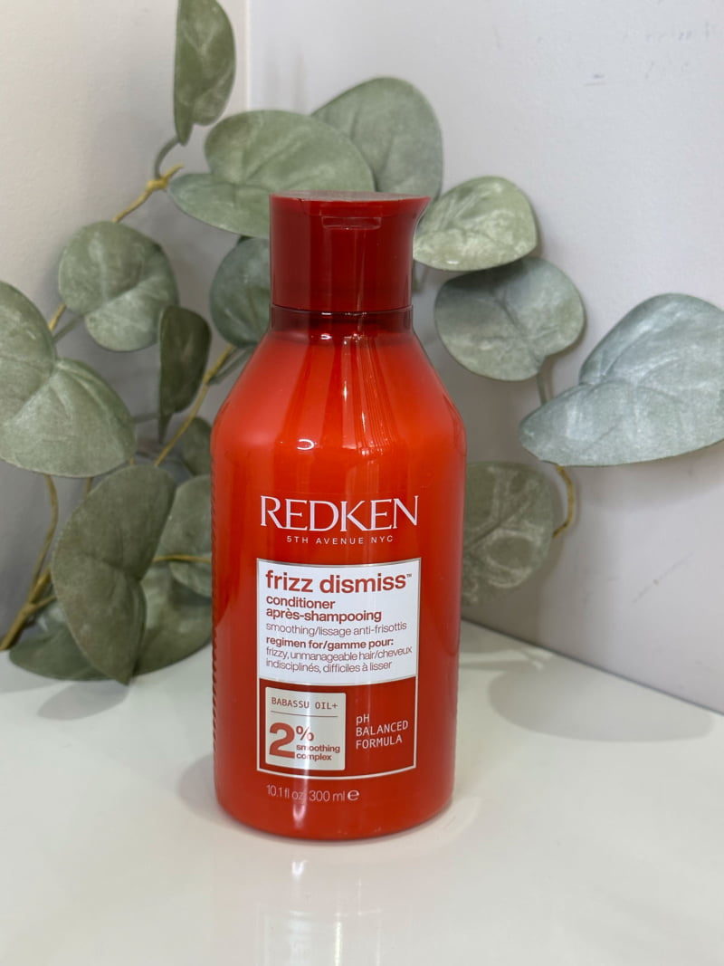 Avec le conditioner anti-frisottis Frizz Dismiss, démêlez et hydratez vos cheveux instantanément.