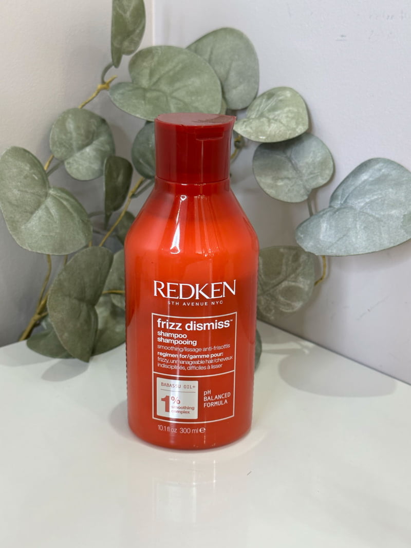 Le shampoing Anti-Frisottis Frizz Dismiss de Redken réduit les frisottis.