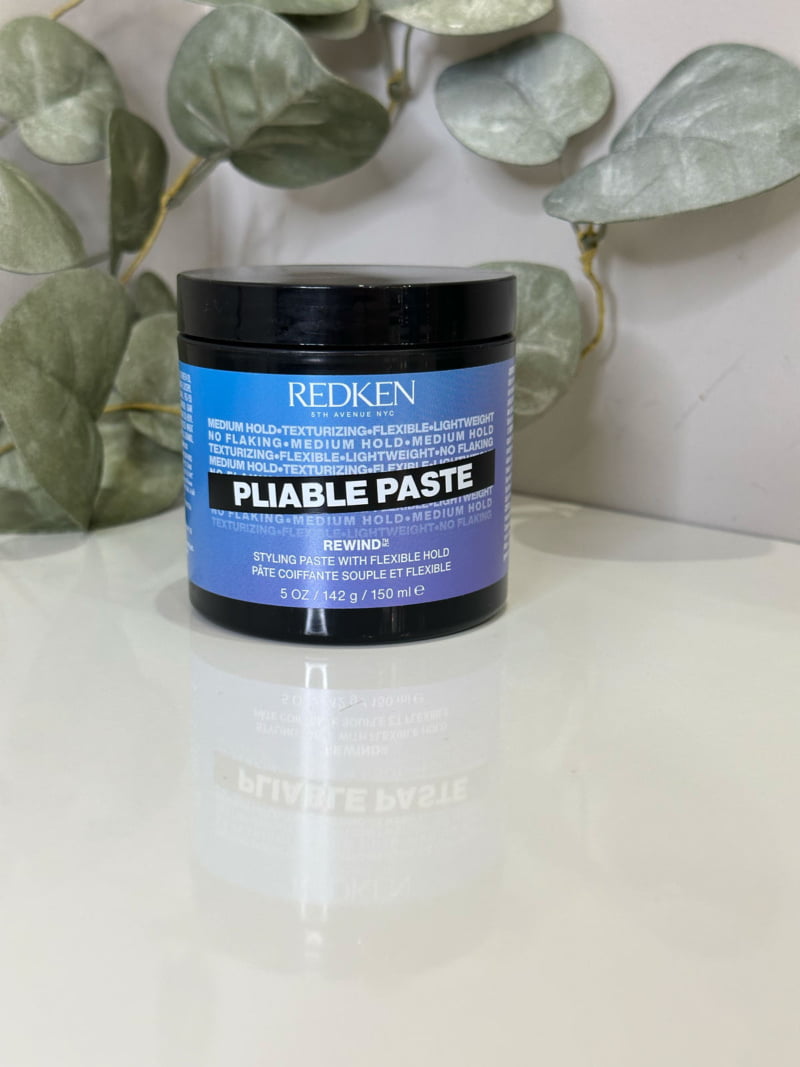 La pâte coiffante Pliable Paste permet de donner forme à toutes vos envies.