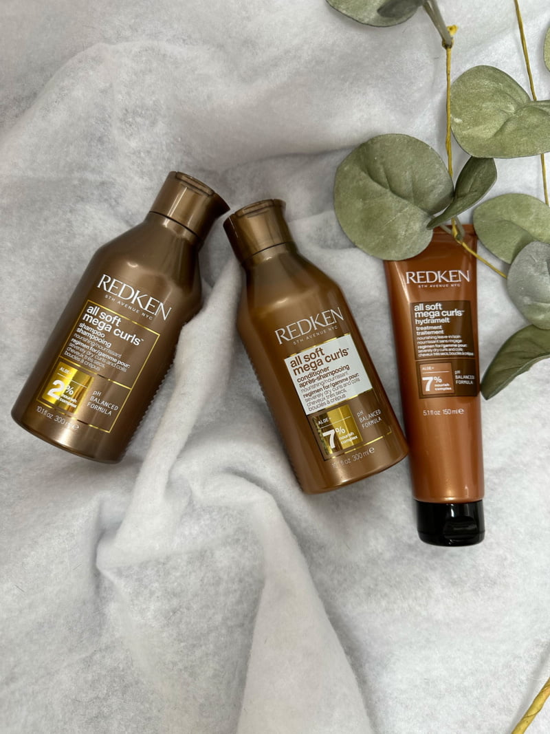 La routine All Soft Mega Curls de Redken nourrit et hydrate intensément les cheveux secs et bouclés.