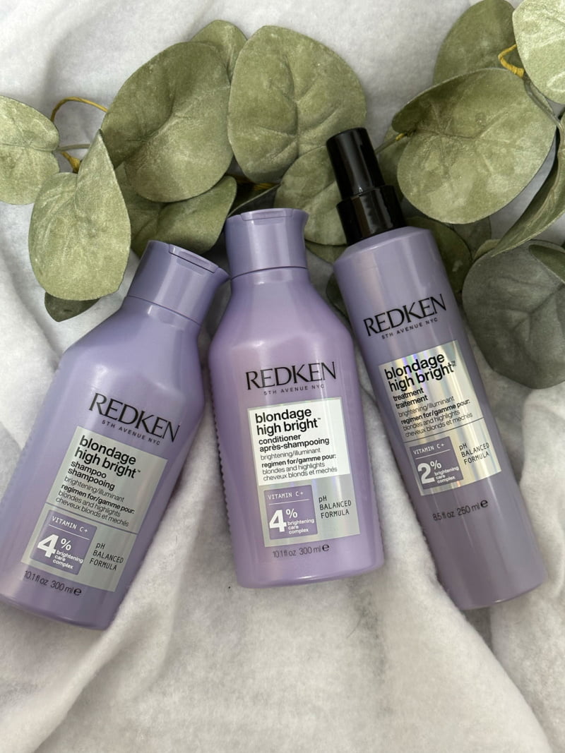 Lroutine Blondage High Bright de Redken, est parfait pour illuminer les cheveux blonds.