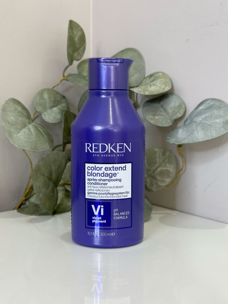 Le conditioner neutralisant Color Extend Blondage hydrate et neutralise les reflets jaunes indésirables.