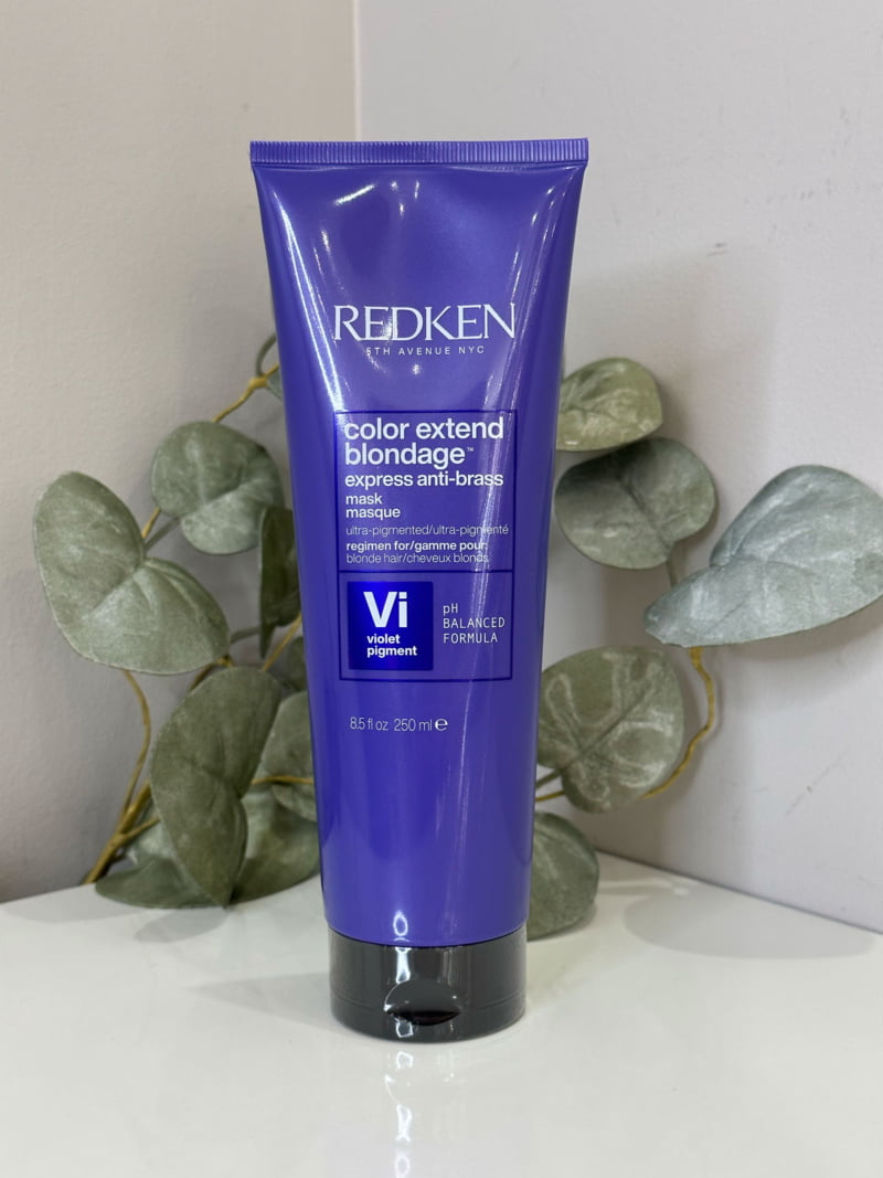 Le masque neutralisant Color Extend Blondage de Redken annihile les reflets indésirables pouvant apparaitre sur les cheveux blonds.