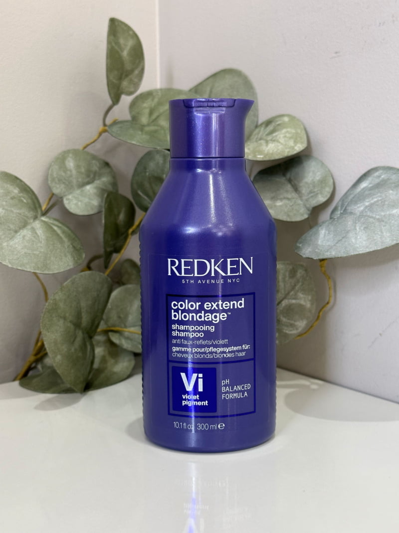 Le Shampoing neutralisant Color Extend Blondage de Redken nourrit en profondeur et annihile les reflets jaunes indésirables.