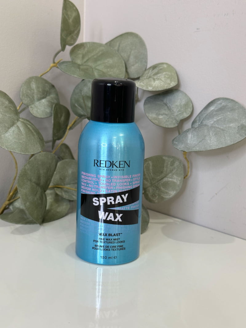 La Cire en Spray Wax de Redken offre un fini satiné, pour une texture instantané, et ne laisse pas de résidus.