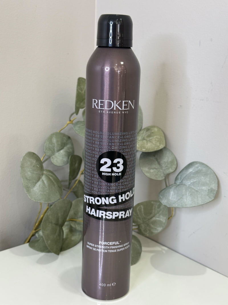 Le Spray de finition Strong Hold maitrise les frisottis et discipline les mèches rebelles.