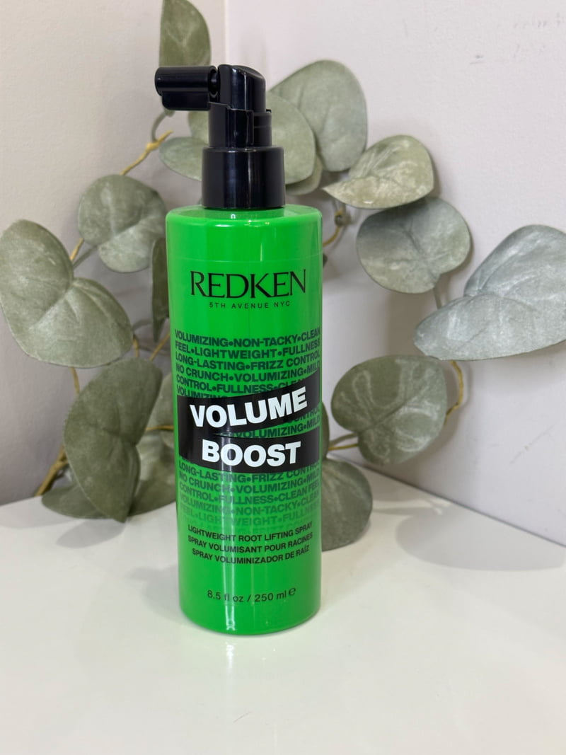 Le spray volumisant racines Volume Boost donne du volume dès la racine.