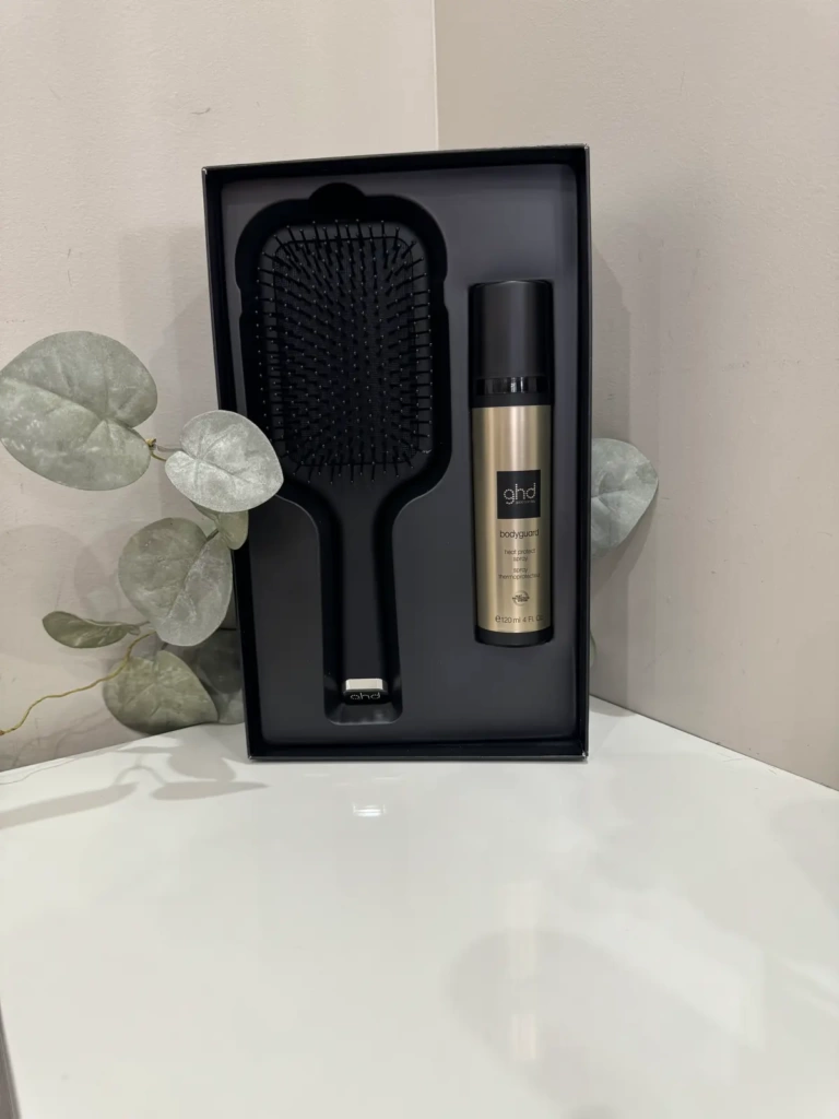 Le coffret Brosse à cheveux Plate GHD et spray Bodyguard prends soin de vos cheveux.