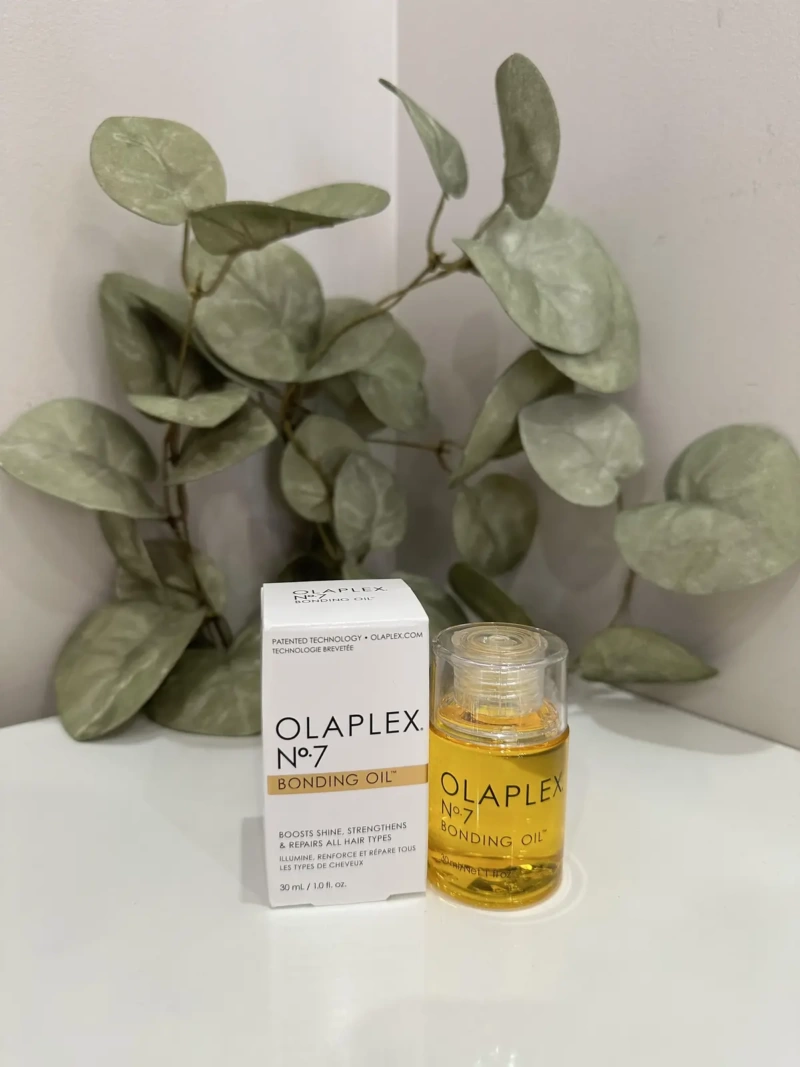 Olaplex N°7 est une l'huile capillaire utilisée au salon