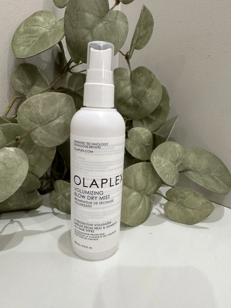 La brume Volumizing Blow Dry Mist d'Olaplex accélératrice de séchage qui protège, apporte du volume, et répare les cheveux.