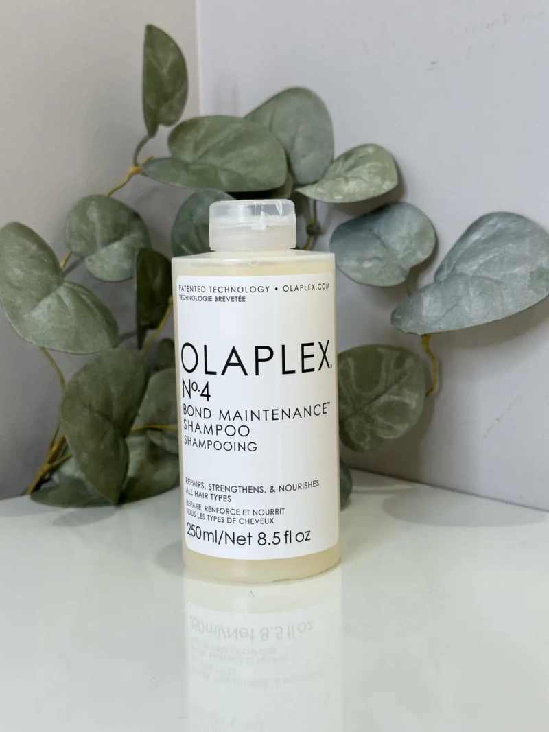 Olaplex N°4 Bond est un shampoing qui répare les cheveux sensibilisés