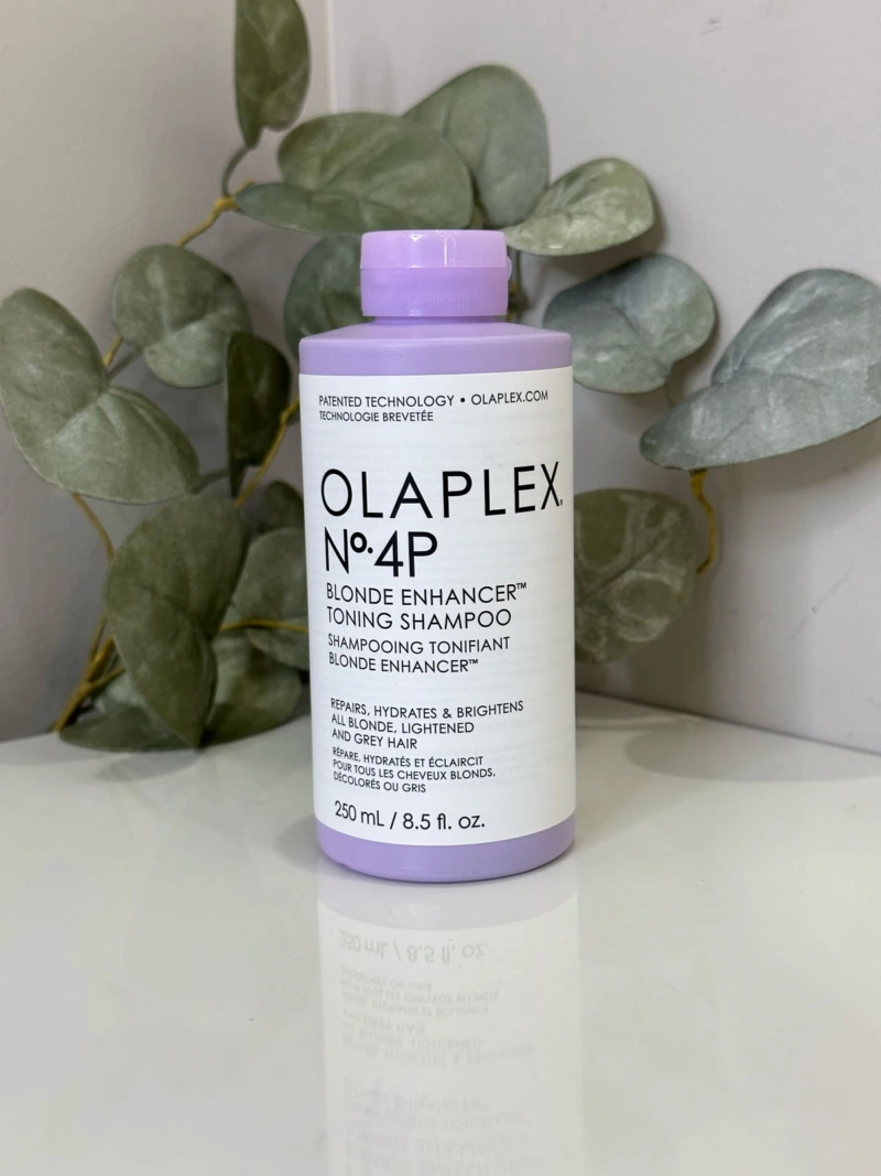 Olaplex N°4P est un shampoing tonifiant formulé pour les cheveux clairs