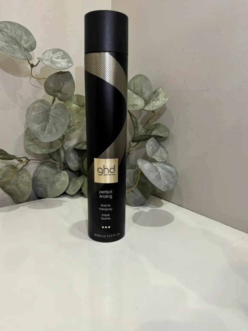 La laque fixante Perfect Ending de GHD garantit une fixation longue durée.