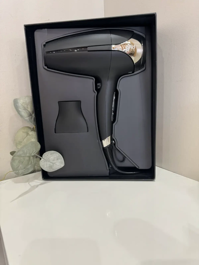 Le sèche cheveux GHD Hélios, l'idéal pour des cheveux brillant et soyeux à la fois.