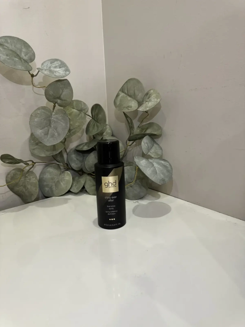 Le spray brillance Shiny Ever After de GHD pour des cheveux à la fois doux et éclatants