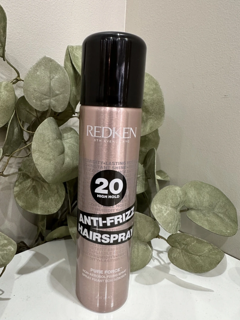 Le texturisant Anti-Frizz Hairspray maintient en place et apporte une brillance éclatante.