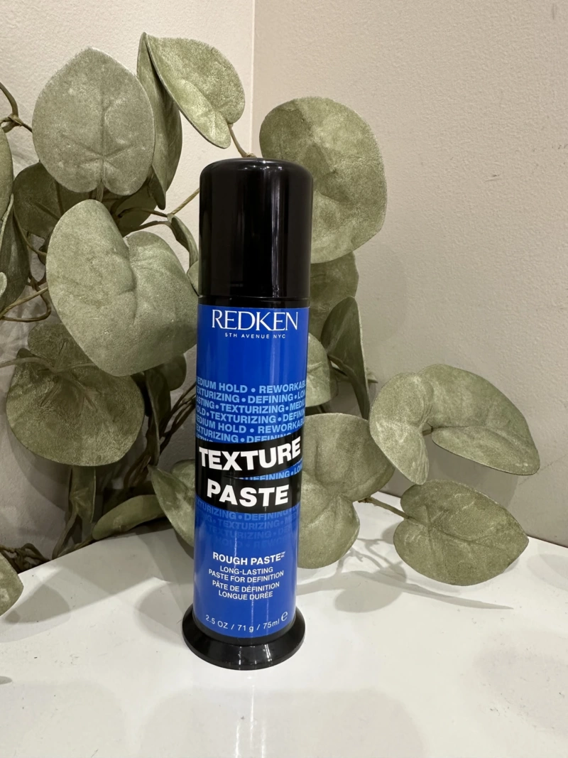 La Texture Paste de Redken offre une tenue durable et un effet naturel.