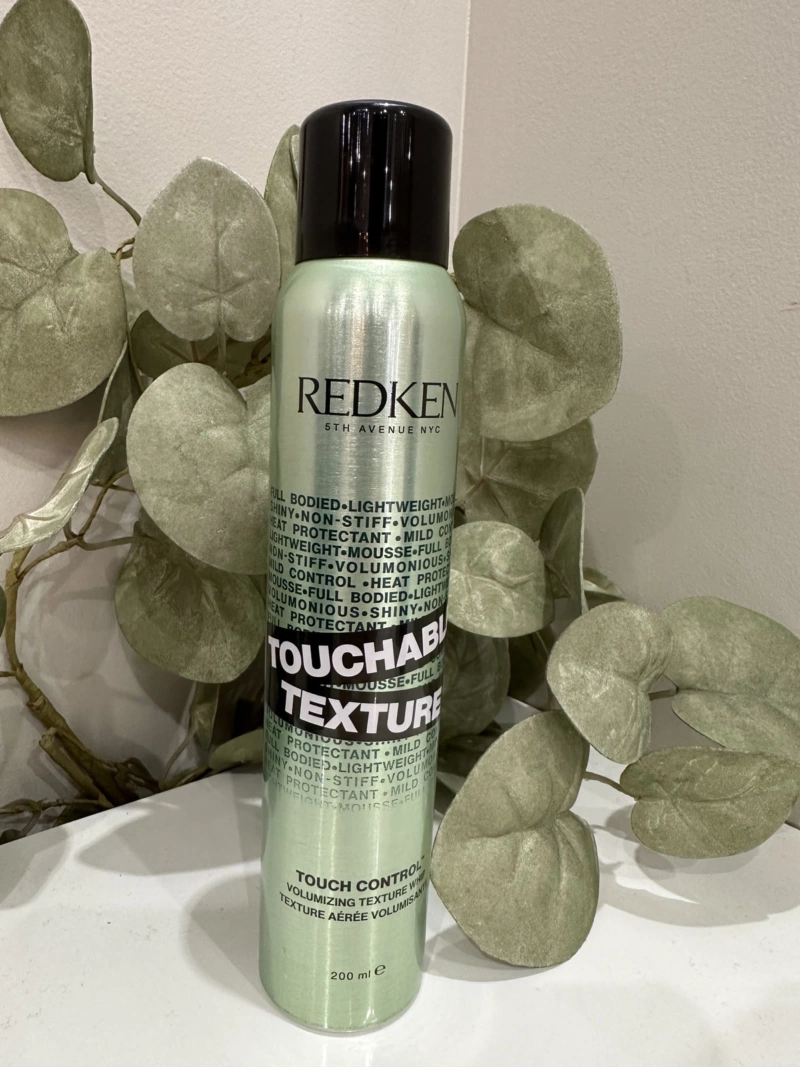 La mousse volumisante Touchable Texture donne du volume, tout en gardant une texture naturelle.