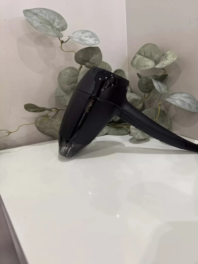 Le sèche cheveux de voyage GHD Flight+ est idéal pour tous vos déplacements.