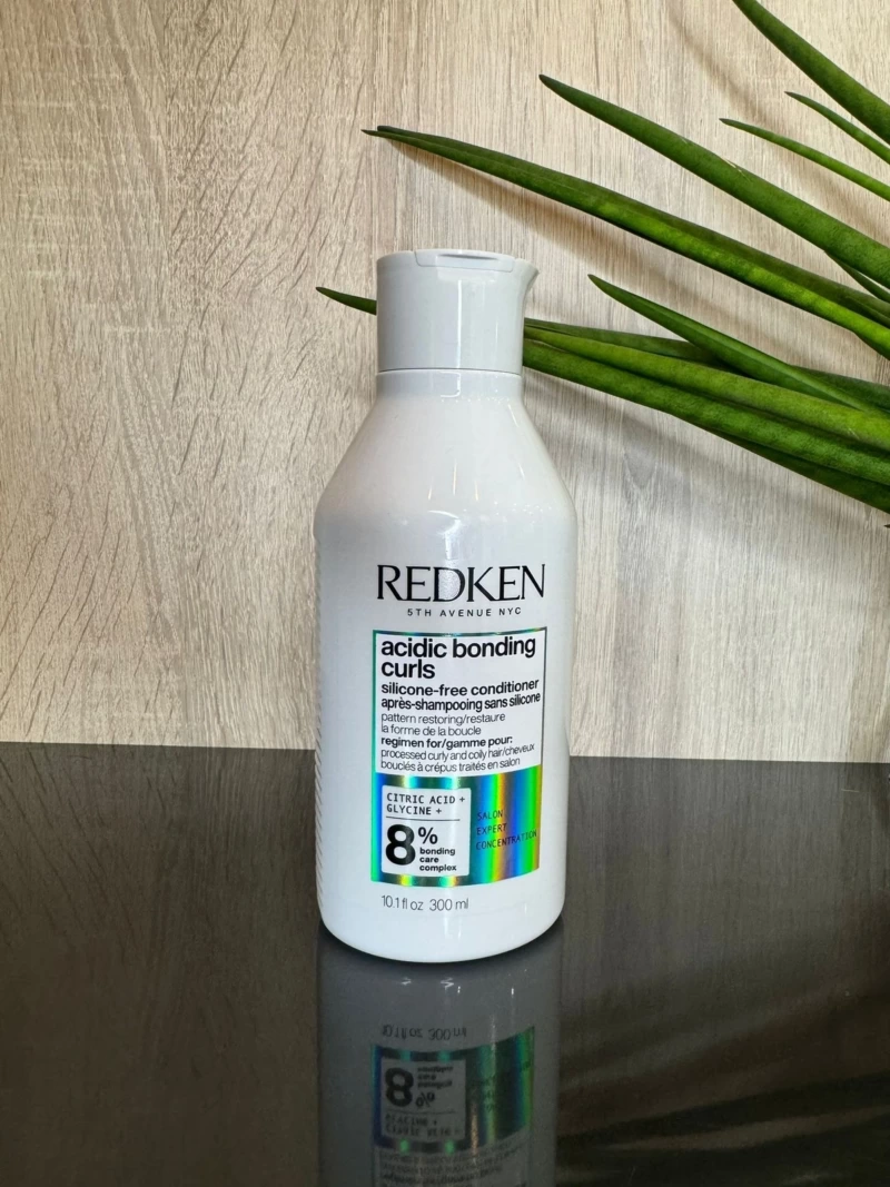 Redken Conditioner réparateur boucles Acidic Bonding Curls pour cheveux bouclés, frisés et crépus, nourrissant, hydratant et réduisant les frisottis.