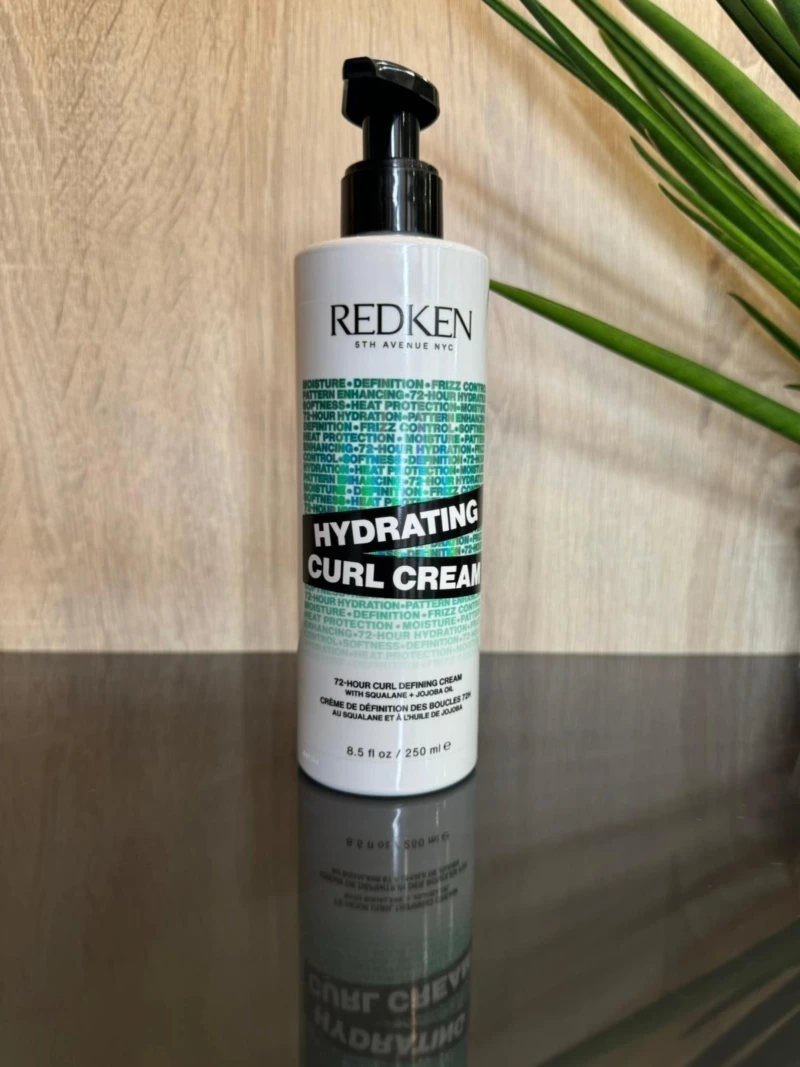 Crème Hydratante Boucles Hydrating Curl Cream de Redken, soin vegan sans rinçage pour cheveux bouclés et frisés, anti-frisottis, hydratation 72h, protection thermique 230°C.