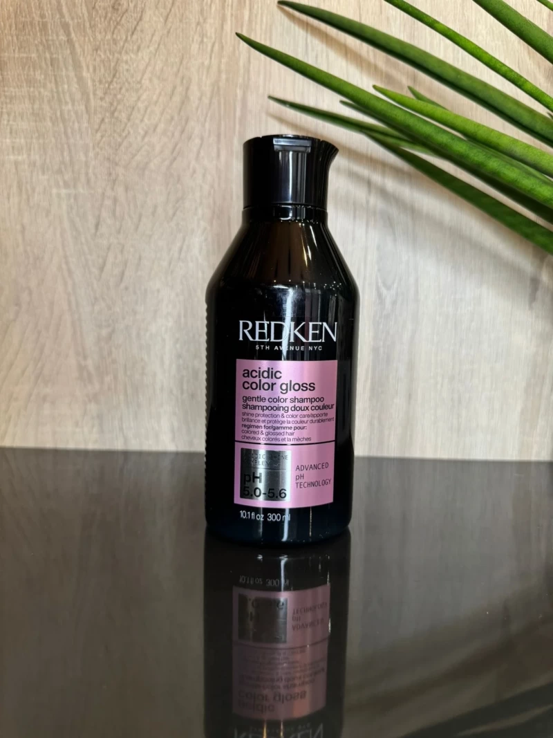 Redken shampoing acidic color gloss est un shampoing protecteur de brillance pour cheveux colorés et décolorés.