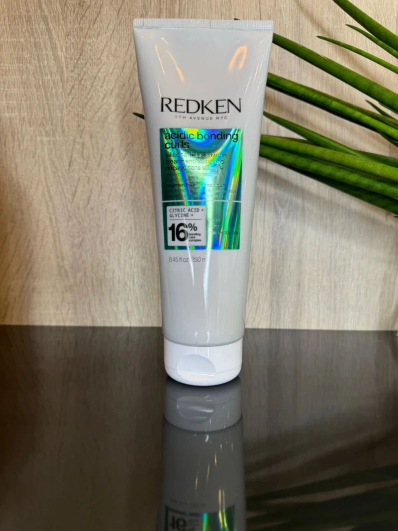 Redken Soin réparateur boucles Acidic Bonding Curls pour cheveux bouclés et frisés, nourrissant, définissant et protégeant de la chaleur jusqu'à 230°C.